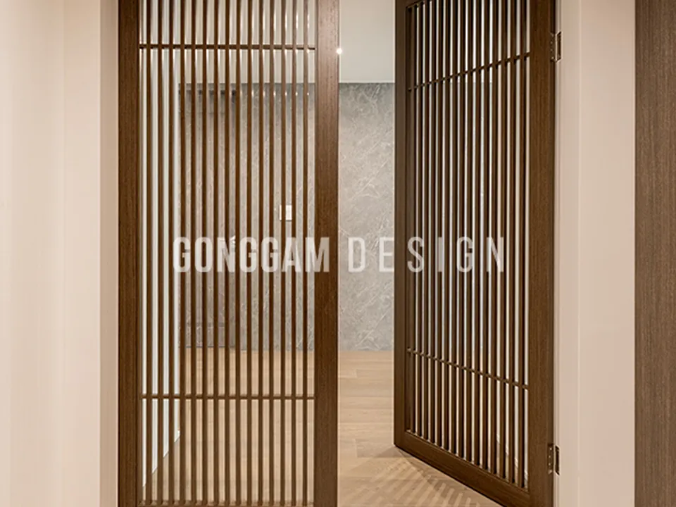 간살 중문으로 간결함 속에 여유로움을 담은 70평대 분당아파트리모델링 현관과 복도 디자인 (2025년, 공감디자인 시공)